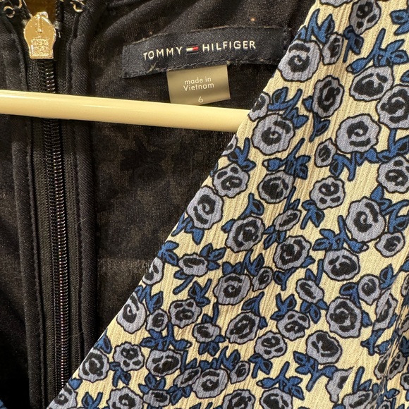 Tommy Hilfiger. Flowing, Flutter Sleeve Midi Blue & White Floral Dress. Size 6 - Picture 3 of 3